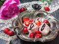 Gelato alla fragola al forno con glassa balsamica