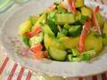 Insalata di avocado con cetriolo fresco e granchio strappato