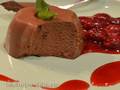 Melk- en chocoladedessert met kersensiroop