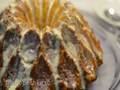 Torta di corona con dolci, frutta e biscotti