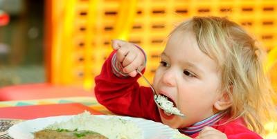 Enseñarle a su hijo a no dejar la comida