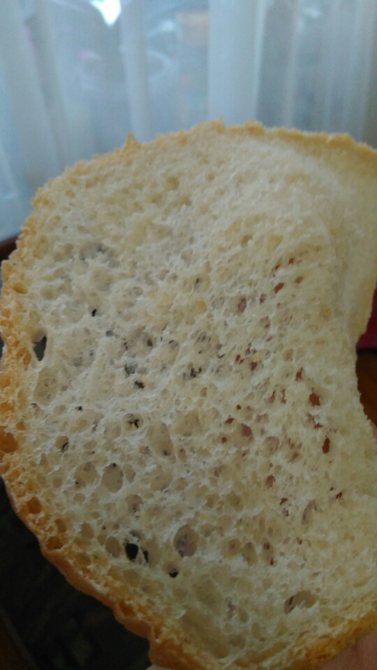 Pane francese su una pasta spessa in una macchina per il pane