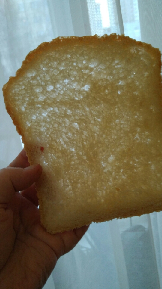 Pane francese su una pasta spessa in una macchina per il pane