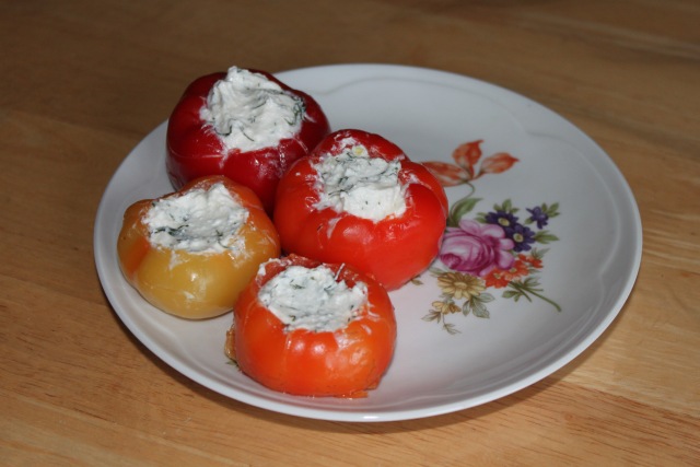 Gogoshary al peperone (ratunda), peperoncino piccante, preparato per ripieno con formaggio feta, formaggio feta