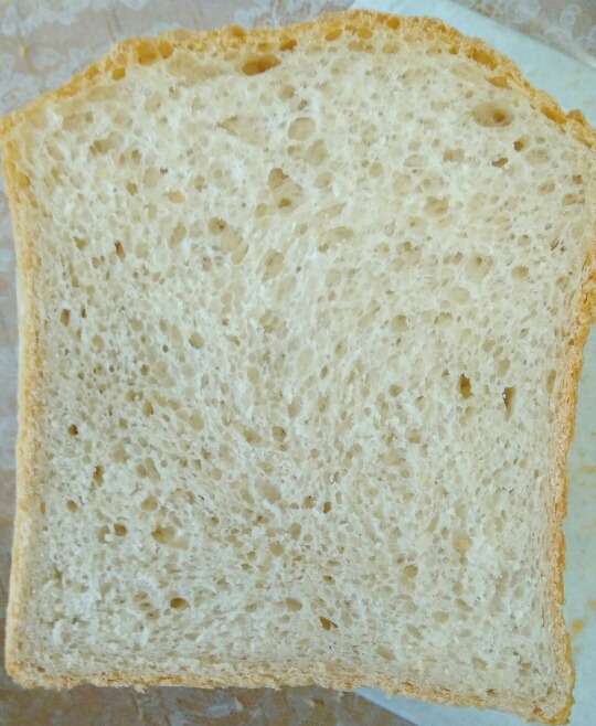 Pane francese su una pasta spessa in una macchina per il pane