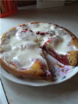 Torta di prugne con ripieno di panna acida