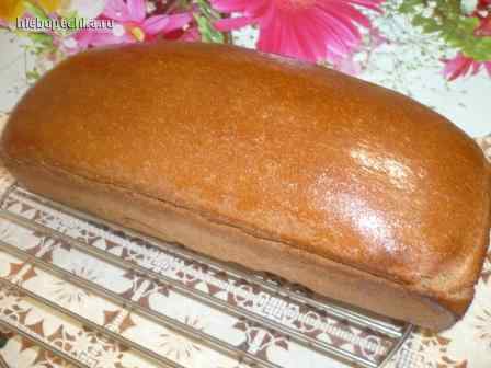 Pane di segale di grano con condimento alla maionese.