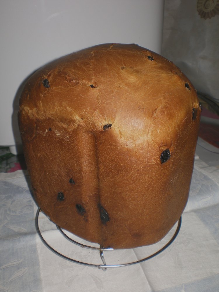 Easter cake with raisins