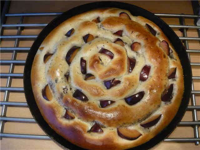 Pie with poppy seeds and fruit