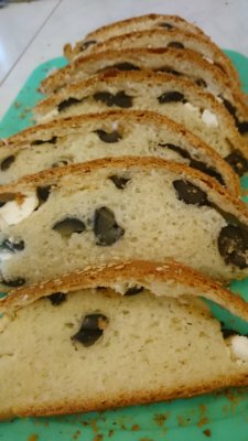 Pane greco con feta e olive (forno)