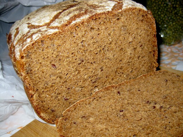 Sourdough rye tinapay sa isang gumagawa ng tinapay