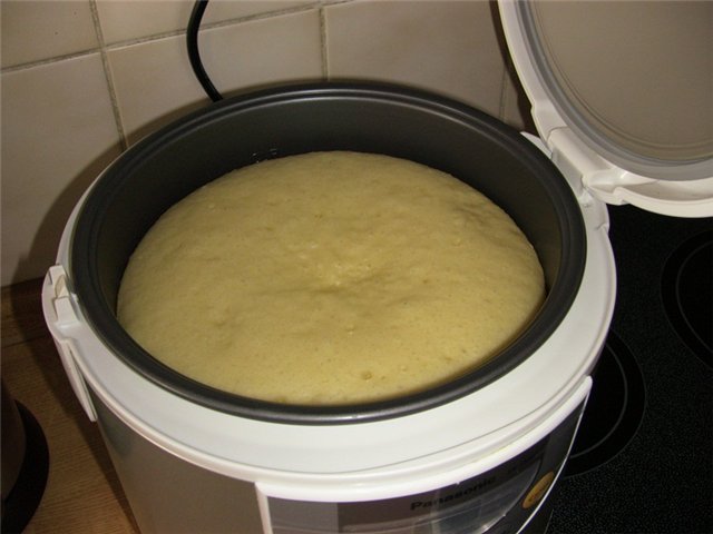 Pastel de Pascua en una olla de cocción lenta