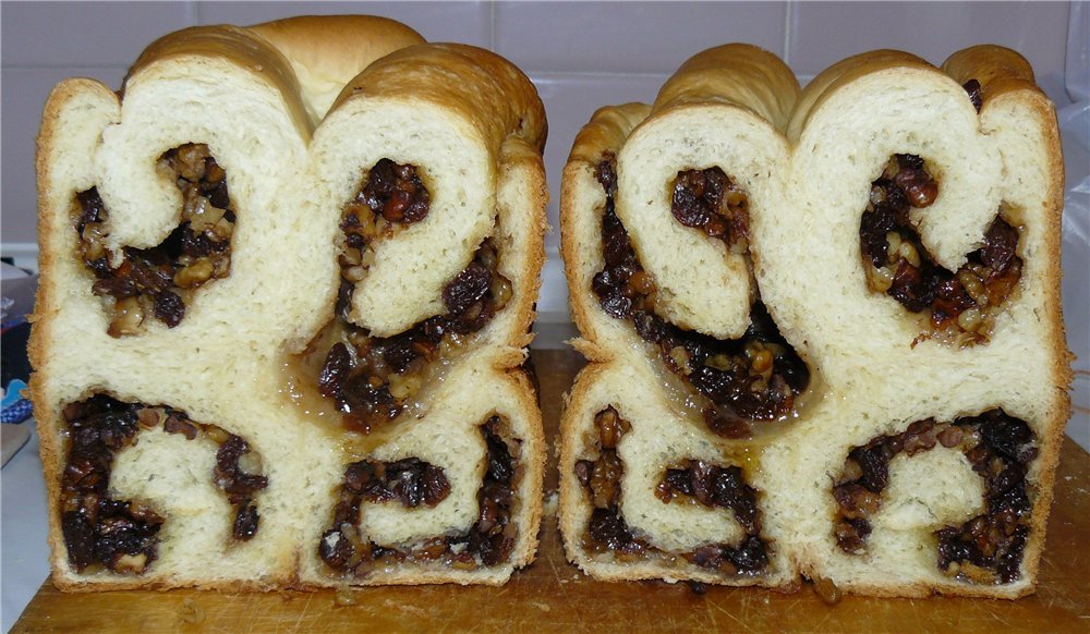 Pane festivo con cannella, uvetta e noci