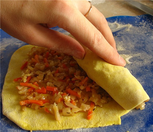 Steam rolls with lingonberry sauce