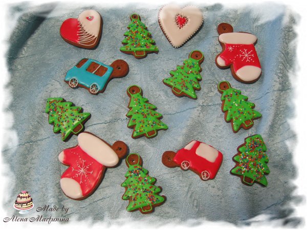 We decorate gingerbread cookies, cookies