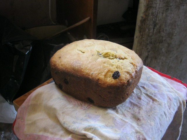 Pan de mantequilla con pasas en una panificadora