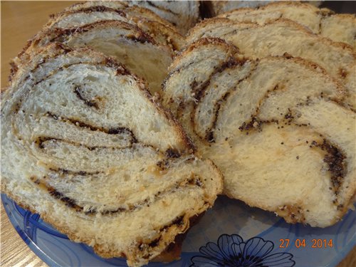 Kranz with boiled condensed milk and walnuts (on cold dough)