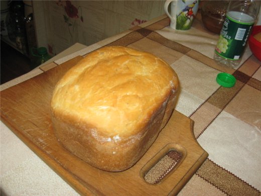 Pane al pomodoro con formaggio in una macchina per il pane