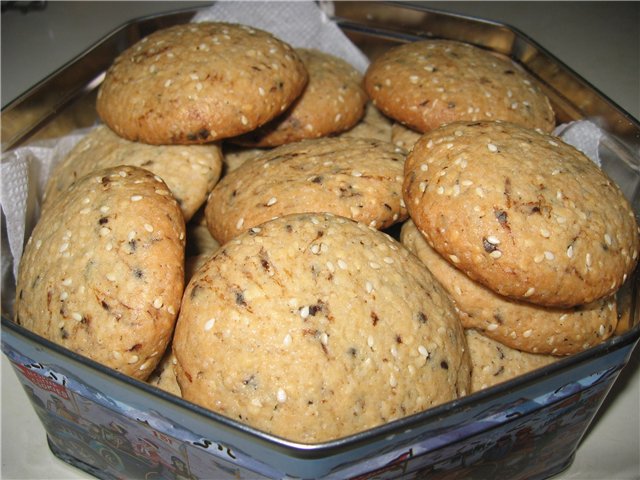 Người phụ nữ cookie với hương thơm cà phê