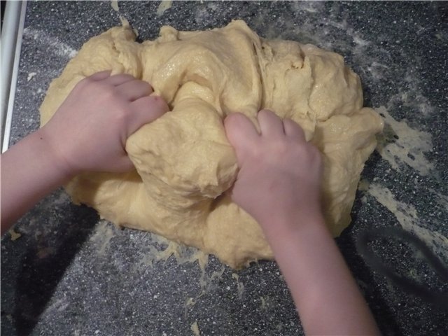 Pastel de Pascua con pasas y frutas confitadas