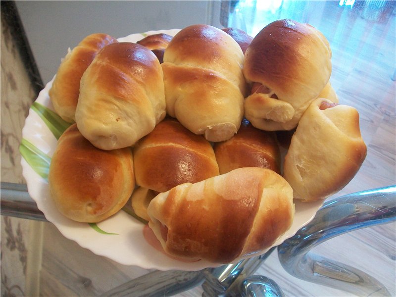 Buns with mini sausages