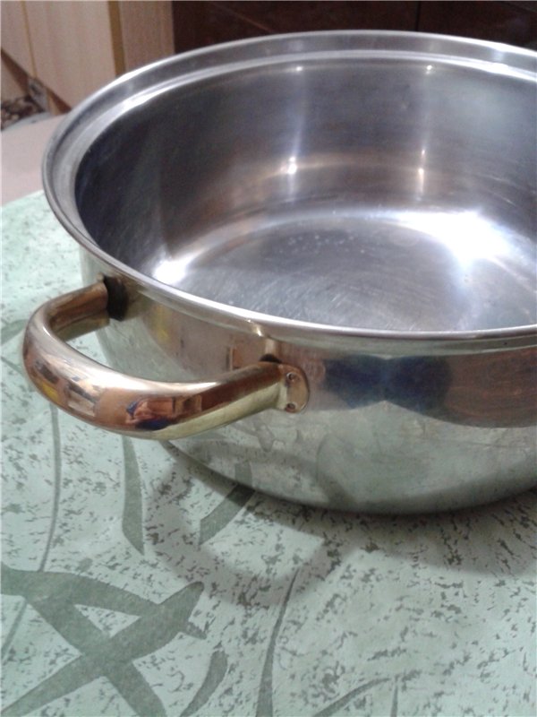 Cooking utensils (pots, pans, lids) (2)