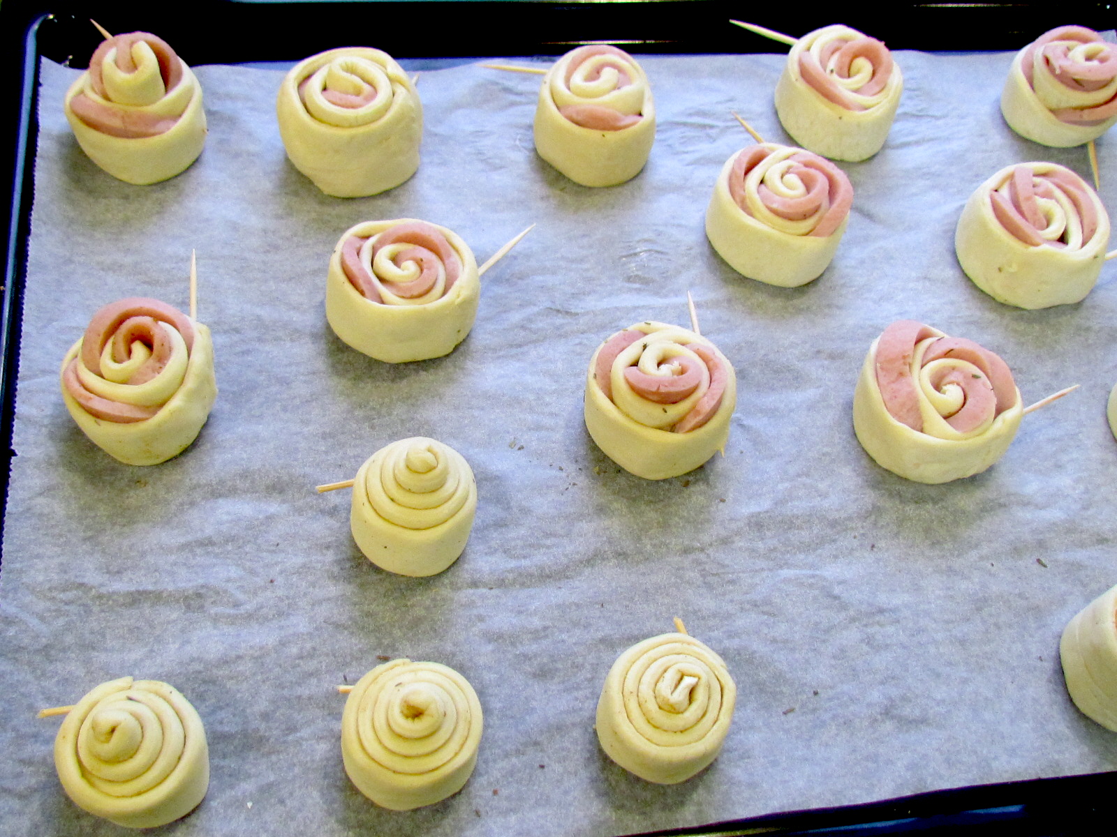 Roses de salsitxa en pasta de full (forn)