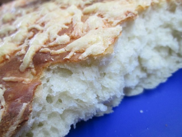 Focaccia di patate con formaggio e aglio al forno