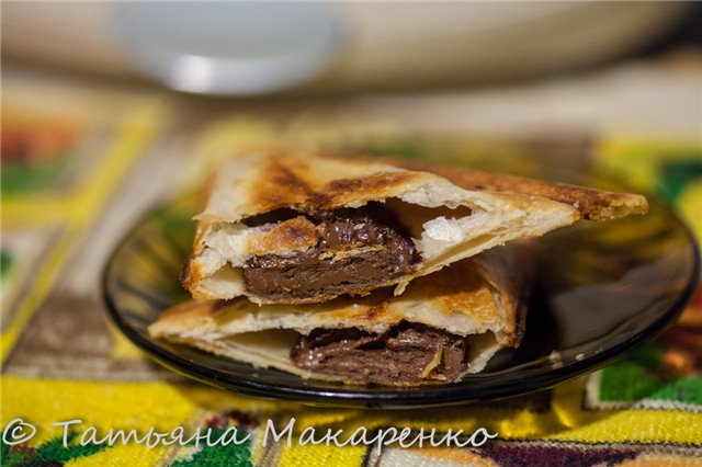 Torte di pasta sfoglia in una macchina per sandwich