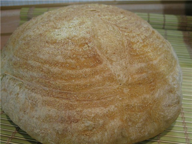 Bollo casero en una cacerola en el horno.