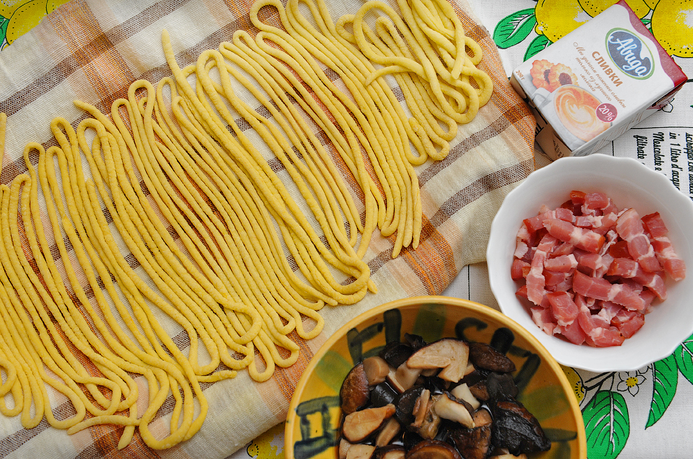 Tagliatelle fatte in casa, ravioli e tutto il necessario per prepararli