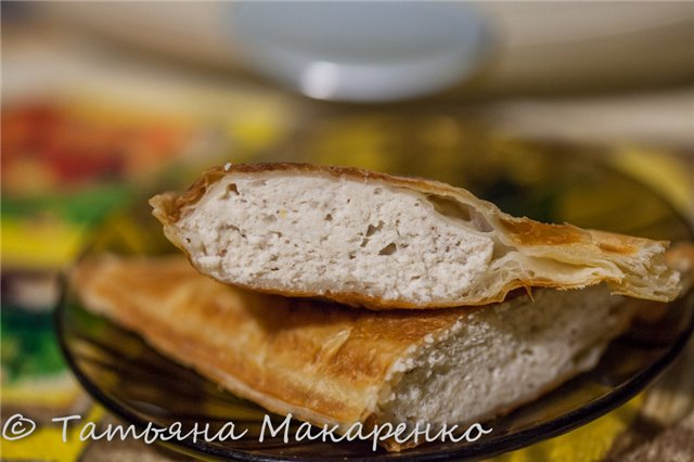 Torte di pasta sfoglia in una macchina per sandwich