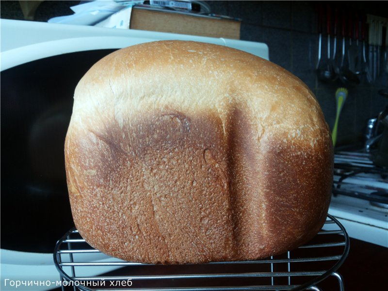 Senape e pane al latte in una macchina per il pane