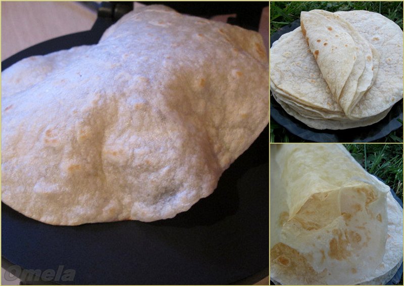 Mga tortilla ng Mexico (tortilla) sa isang kawali at sa Tortilla Maker ni lu_estrada