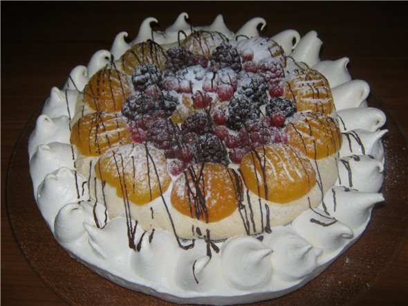 Meringue cake with fruit