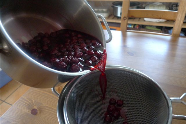 Cómo hacer mermelada de cerezas cubierta de chocolate