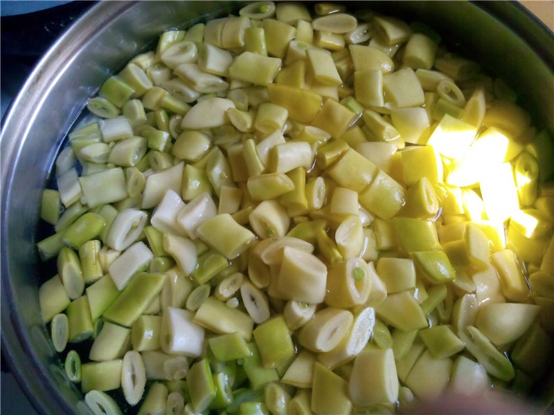 Zuppa di pasta (pastei, scapole, fagioli asparagi)