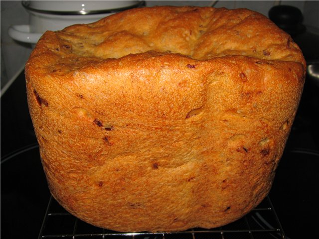 Stokbrood met uien in een broodbakmachine (door Bulochka)