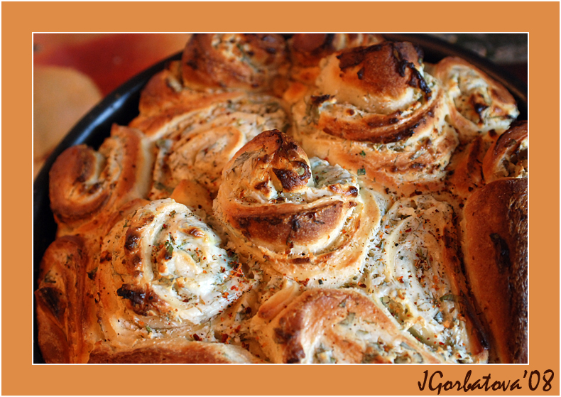 Pastel de rosas con queso sobre kéfir