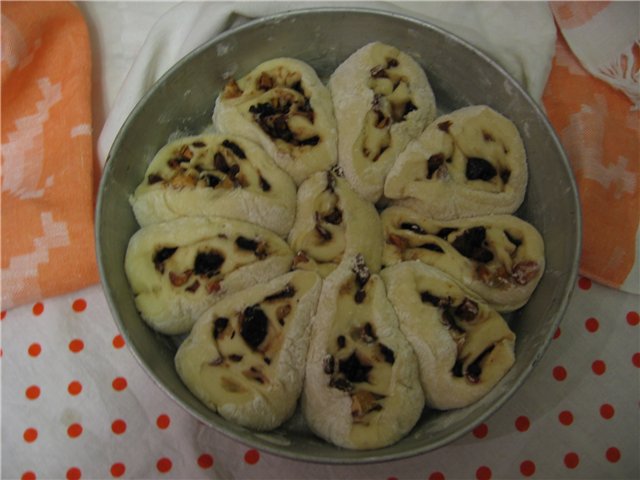 English buns with fruit