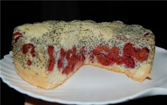 Cherry-poppy cake na may mga mani (oven, mabagal na kusinilya)