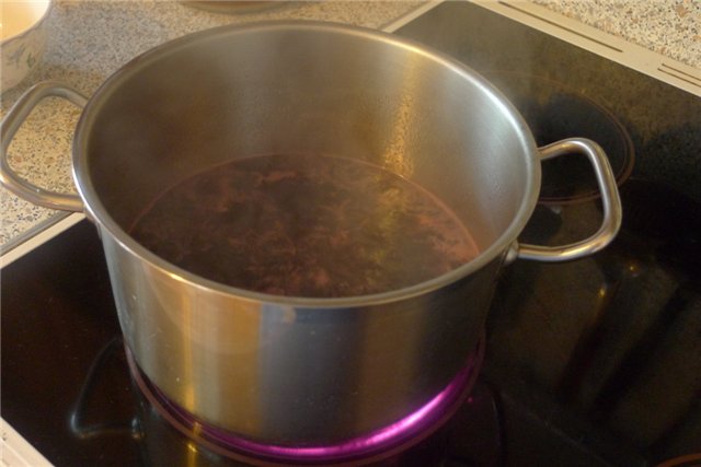 Cómo hacer mermelada de cerezas cubierta de chocolate