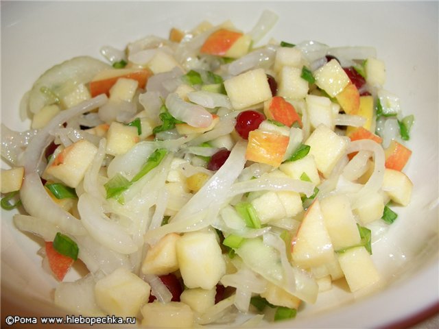 Witte uiensalade met appel