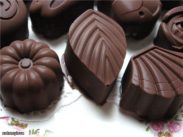 Dulces de chocolate con relleno de gofres.