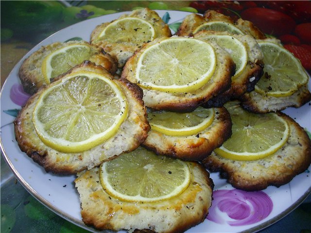 Almond cookies na may lemon wedges