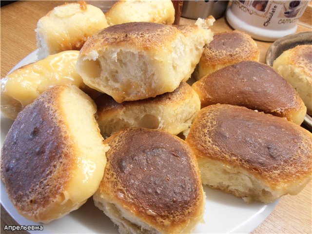 Buchteln buns (Buchtel) with cream filling