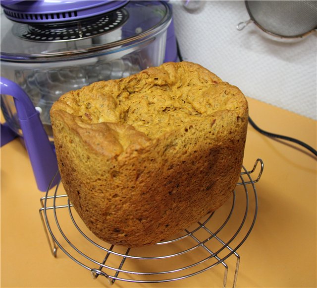 Pan de tomate, trigo y centeno con cebolla, queso y hierbas (panificadora)