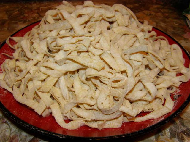 Tagliatelle fatte in casa, ravioli e tutto il necessario per prepararli