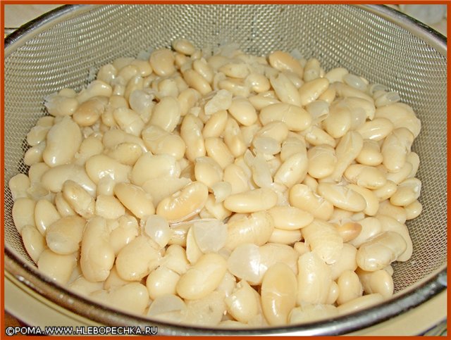 Bean salad na may abukado at pulang sibuyas