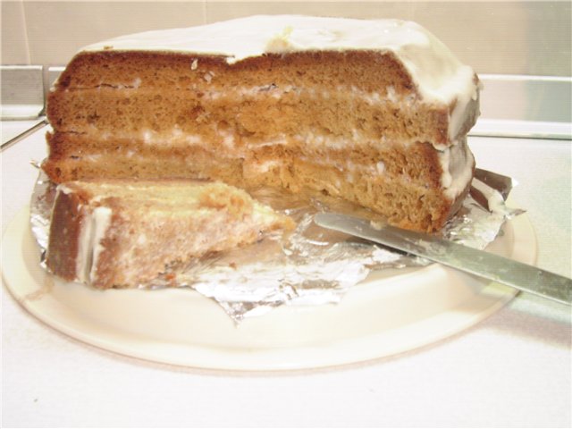 Isang napaka-simpleng honey cake (multicooker Aurora)